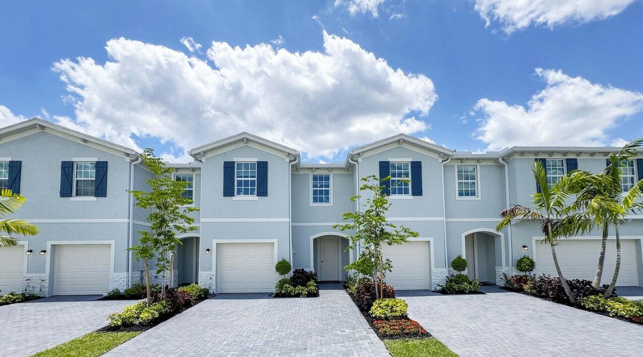 4250 Lagoon Shore Dr in Greenacres, FL - Building Photo