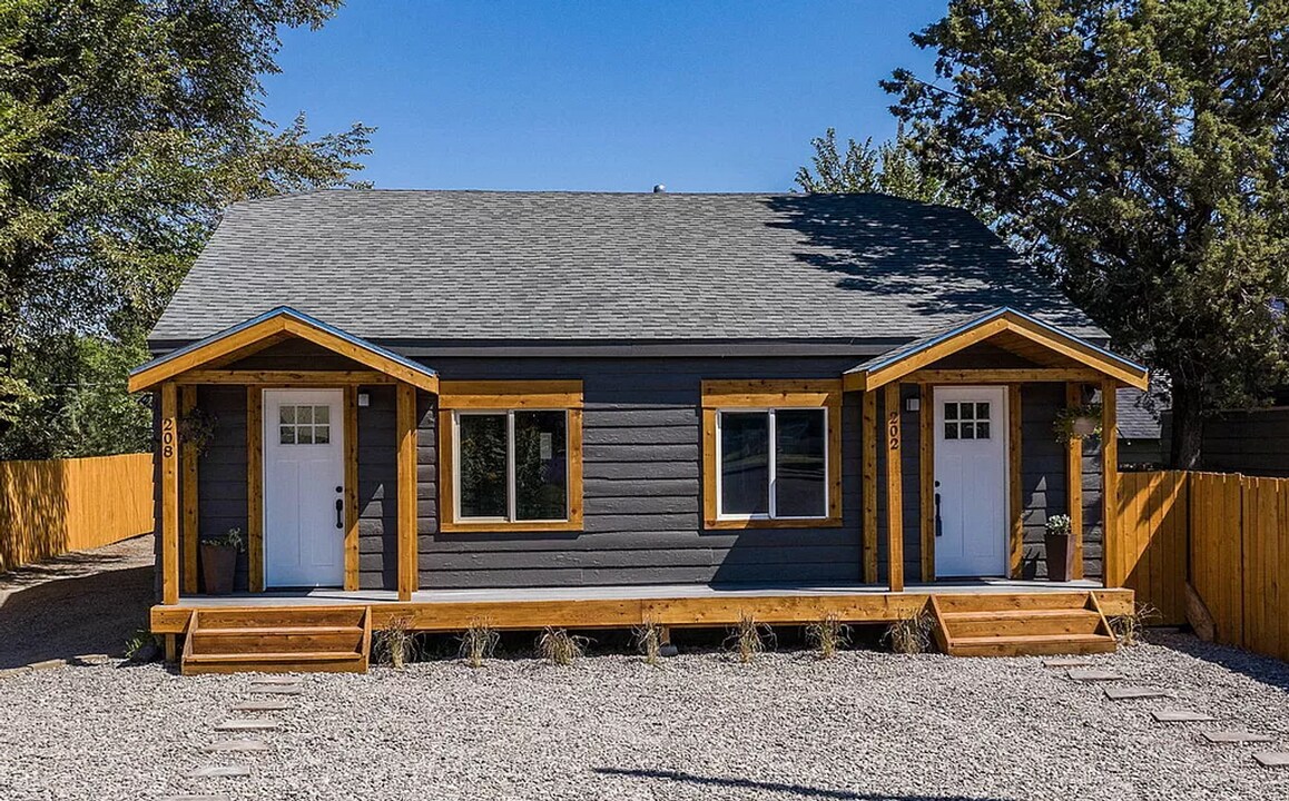 202-208 NE Juniper St in Prineville, OR - Building Photo