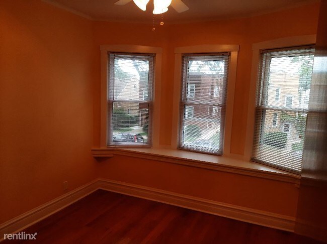 5622 N Mango Ave in Chicago, IL - Foto de edificio - Building Photo