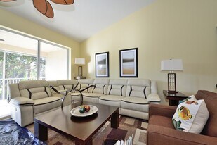 8125 Celeste Dr in Naples, FL - Building Photo