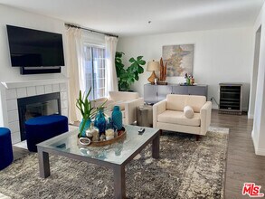 11734 Montana Ave-Unit -407 in Los Angeles, CA - Building Photo - Building Photo