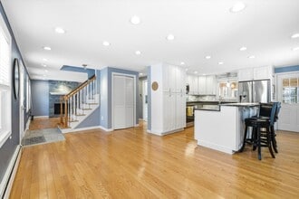 44 Mcquade Brook Rd in Bedford, NH - Foto de edificio - Building Photo