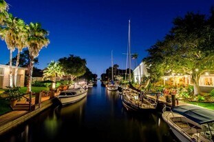 16 Harbor Ln in Kemah, TX - Building Photo