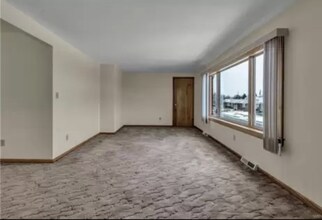 33 Rosemead Ln, Unit UPPER in Cheektowaga, NY - Foto de edificio - Building Photo