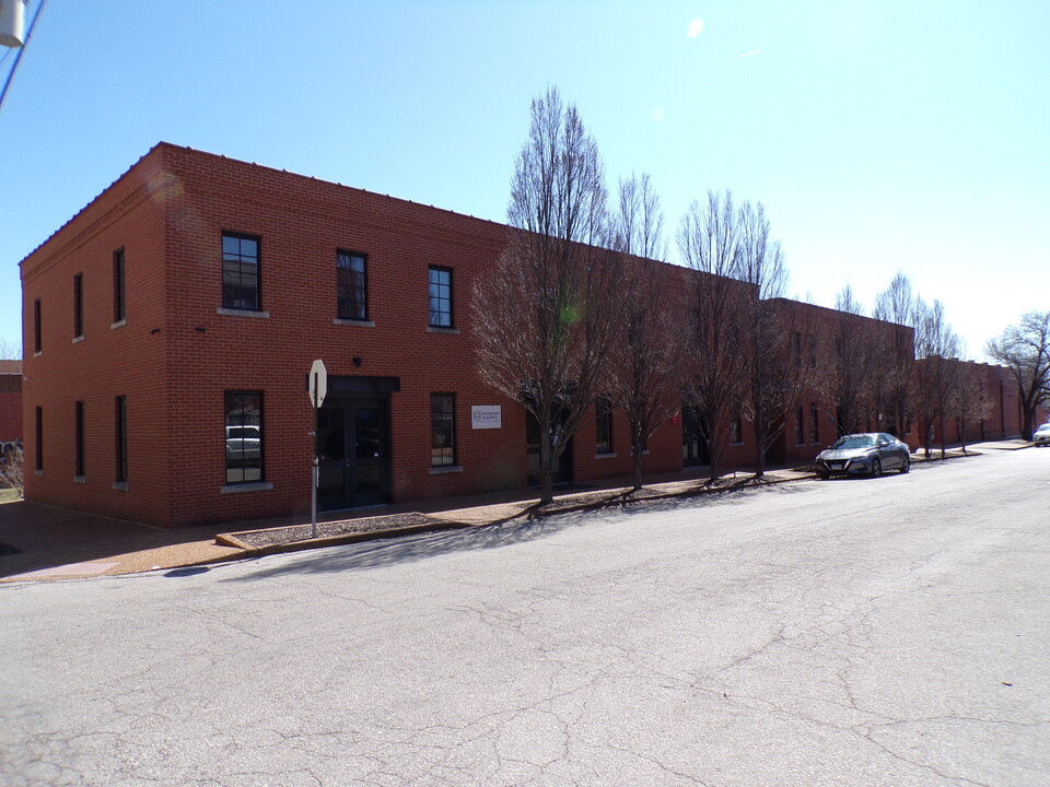 2004 S 8th St in St. Louis, MO - Building Photo