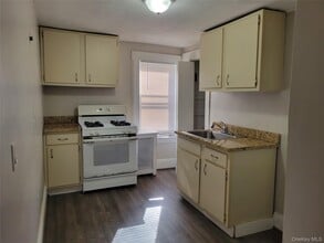 72 Sherman St in Lynbrook, NY - Building Photo - Building Photo