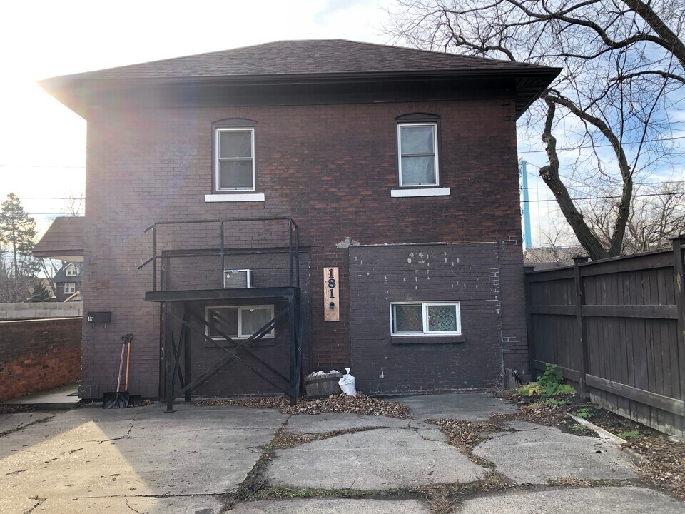 181 California Av in Windsor, ON - Building Photo