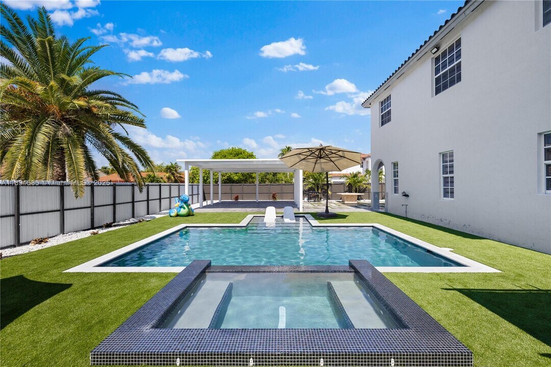 12980 SW 203rd Ln in Miami, FL - Building Photo