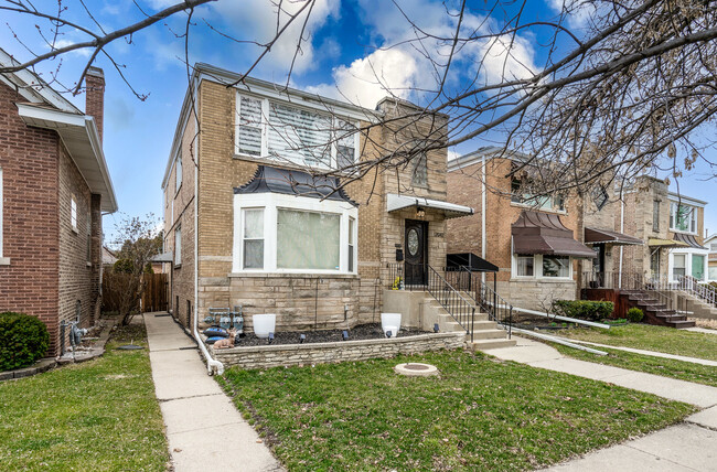 2042 73rd Ave-Unit -1 in Elmwood Park, IL - Foto de edificio - Building Photo