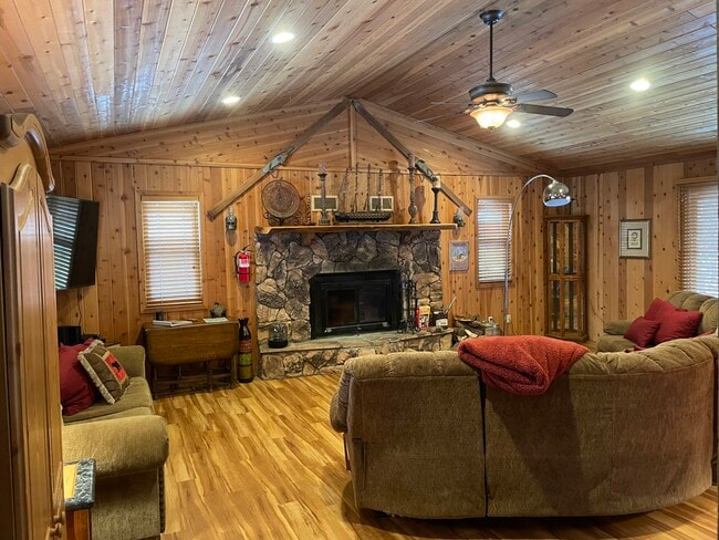 42621 Falcon Ave in Big Bear Lake, CA - Foto de edificio - Building Photo