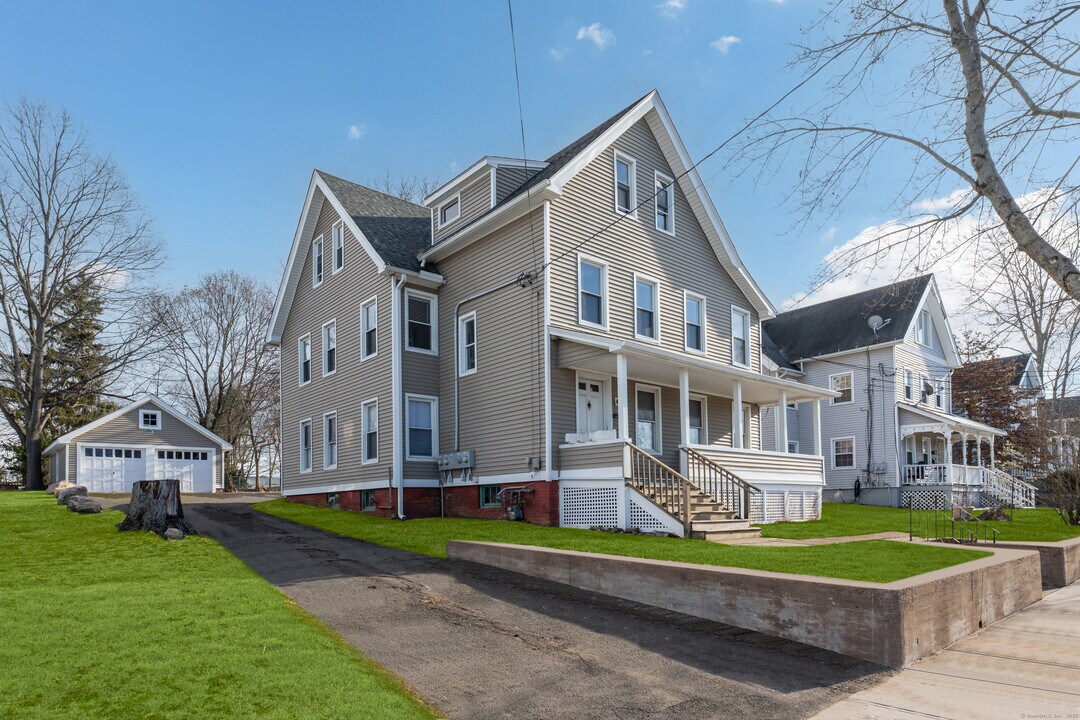 33 Church St in Branford, CT - Building Photo