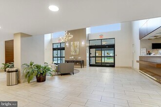 2300 Pimmit Dr, Unit 308W in Falls Church, VA - Foto de edificio - Building Photo