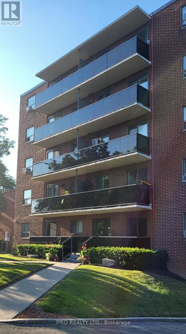 property at 2373-2373 King St E