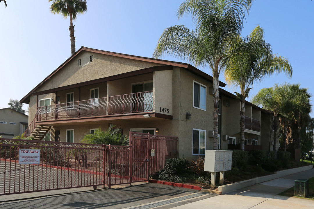 Oakdale Village in El Cajon, CA - Foto de edificio