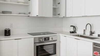 1130 N Orange Dr in Los Angeles, CA - Building Photo - Building Photo