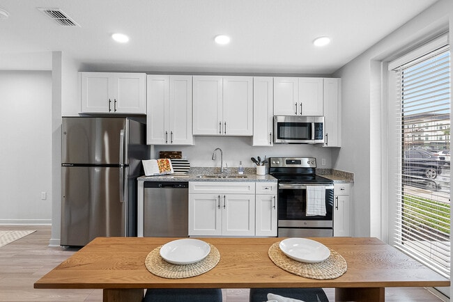 Lake Maggiore Apartments in St. Petersburg, FL - Foto de edificio - Building Photo