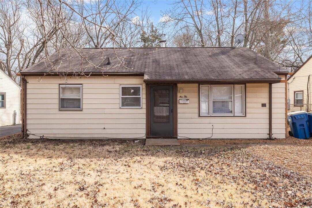110 Paul Ave in Ferguson, MO - Building Photo
