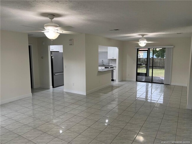 property at 160 SE Lakehurst Dr