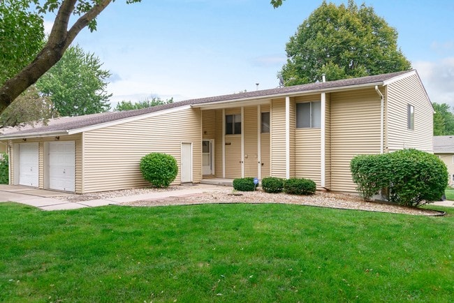 Westwood Duplexes in Omaha, NE - Foto de edificio - Building Photo