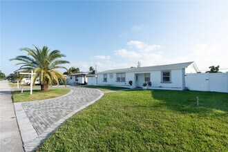 6390 Plunkett St in Hollywood, FL - Building Photo - Building Photo