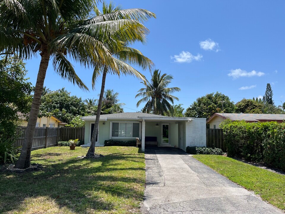 330 Dover St in Boca Raton, FL - Building Photo
