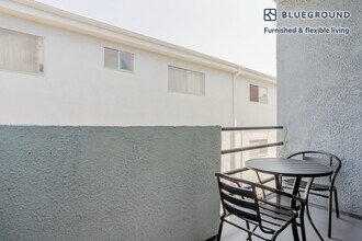 711 N Sweetzer Ave in Los Angeles, CA - Foto de edificio - Building Photo