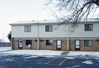 Ottawa Cove Apartments in Toledo, OH - Building Photo - Building Photo