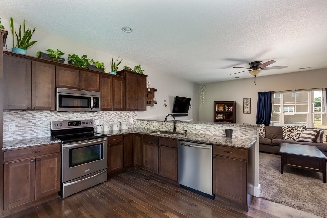 723 Cox Ct in Le Claire, IA - Building Photo