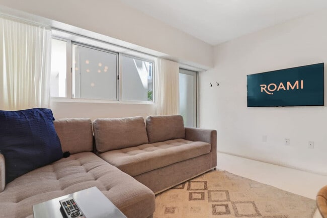 250 Collins Ave in Miami Beach, FL - Building Photo - Building Photo