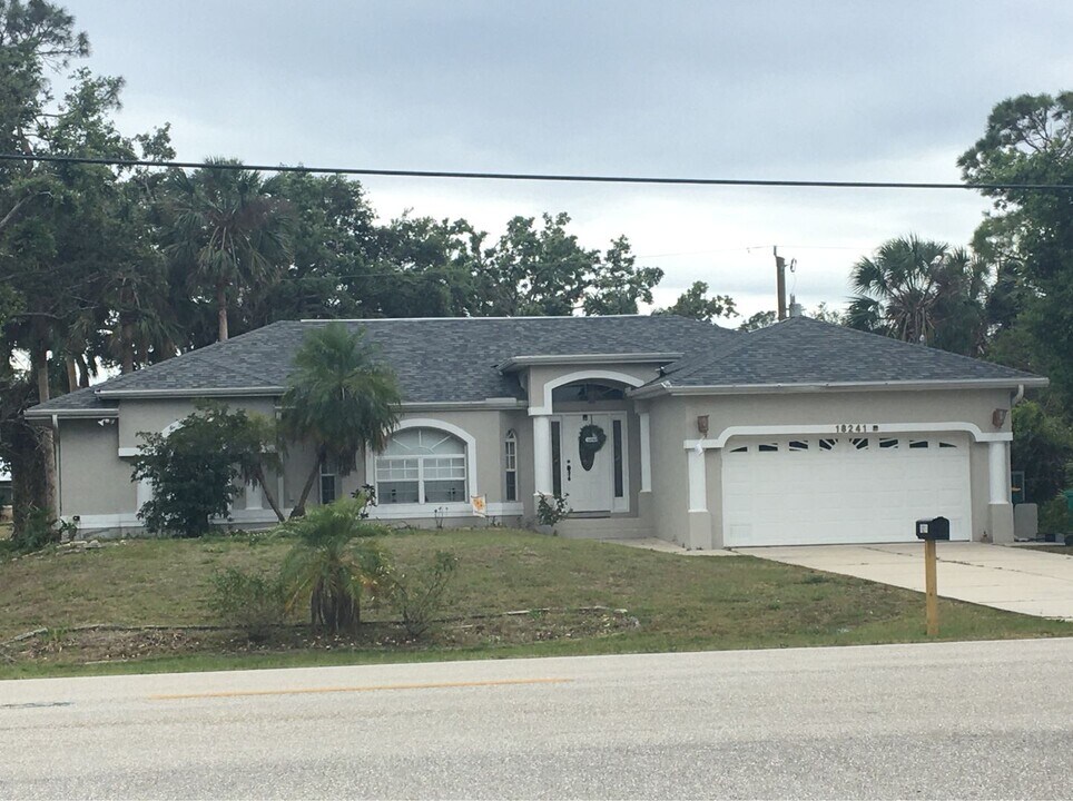 18241 Edgewater Dr in Port Charlotte, FL - Foto de edificio