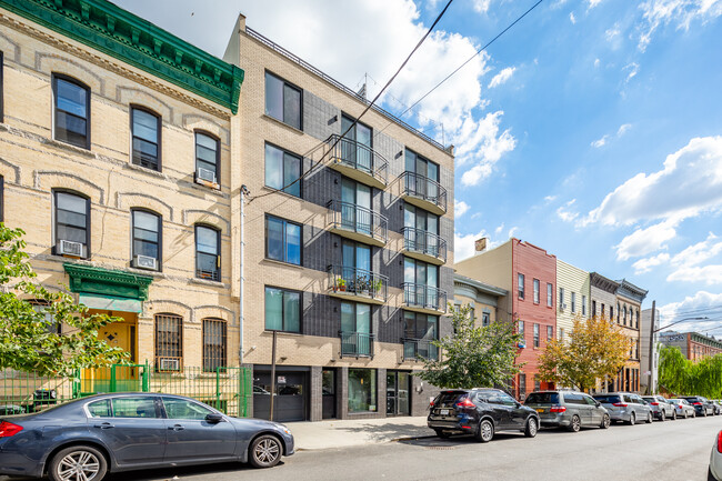 330 Bleecker St in Brooklyn, NY - Building Photo - Building Photo