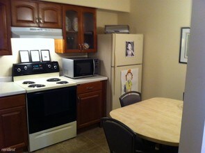 2000 Good Hope Rd in Glendale, WI - Building Photo - Building Photo