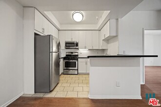 1561 S Barrington Ave in Los Angeles, CA - Foto de edificio - Building Photo