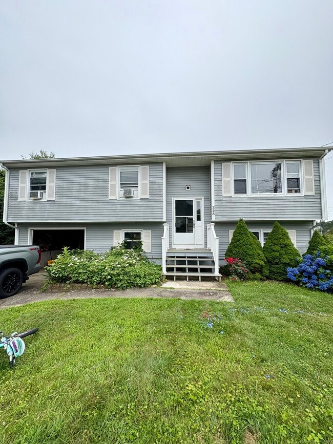 223 Seneca Dr in Groton, CT - Building Photo - Building Photo