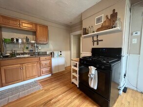 8 Homer Sq, Unit 2 in Somerville, MA - Foto de edificio - Building Photo