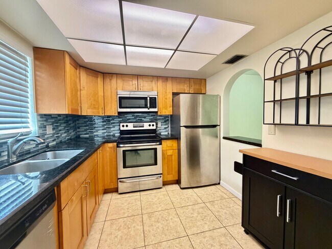 5811 NE 14th Rd in Fort Lauderdale, FL - Building Photo - Building Photo