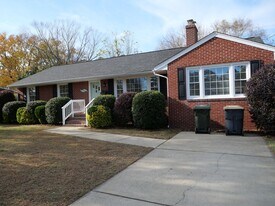 8 Terrace Dr in Poquoson, VA - Building Photo