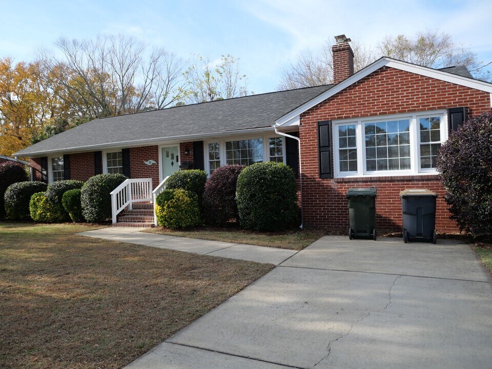 8 Terrace Dr in Poquoson, VA - Building Photo