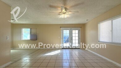 16042 Smoke Tree St in Hesperia, CA - Building Photo - Building Photo