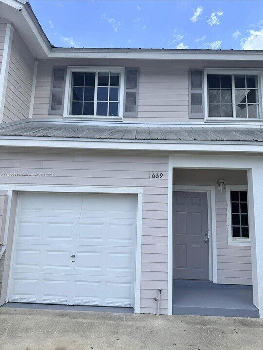 1669 SE 9th Terrace in Florida City, FL - Building Photo