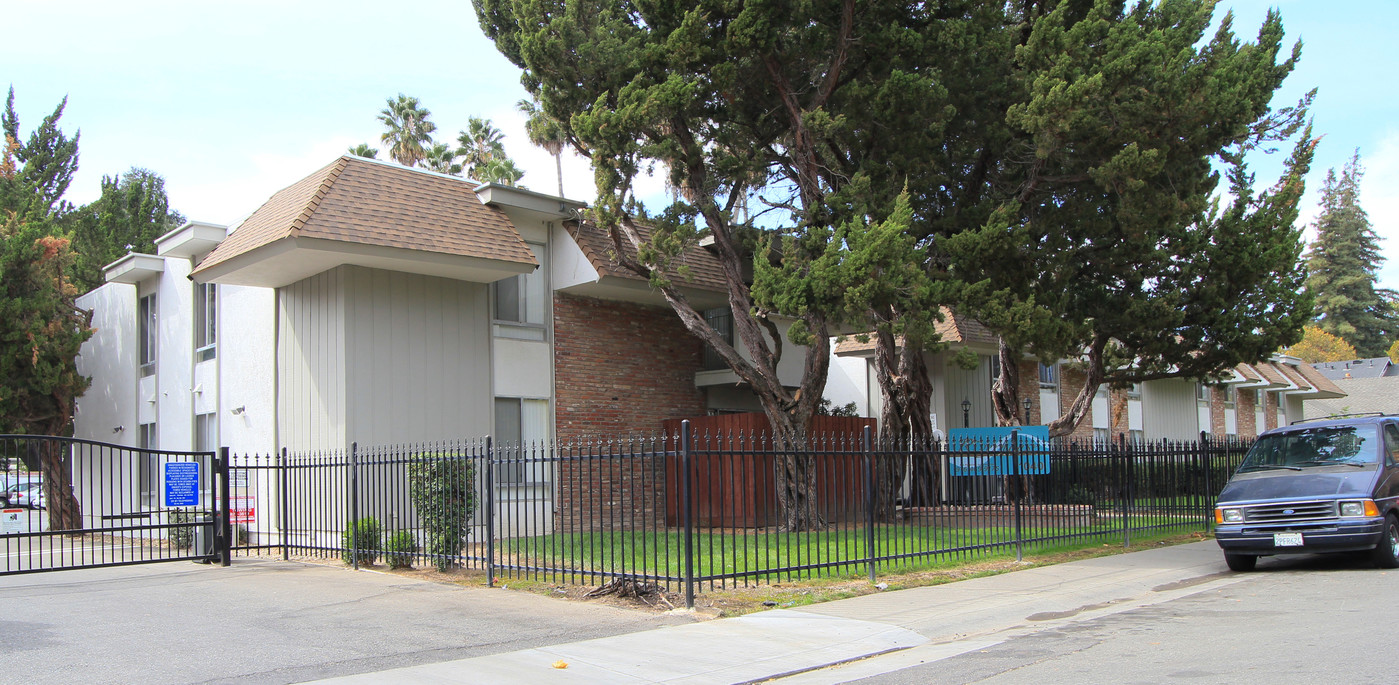 Riverhouse Apartments in Sacramento, CA - Building Photo