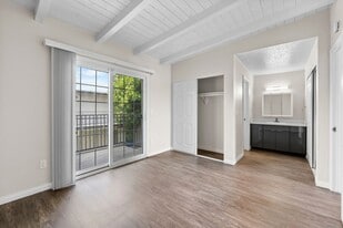 Villa Del Sur Apartment Homes in Santa Ana, CA - Building Photo