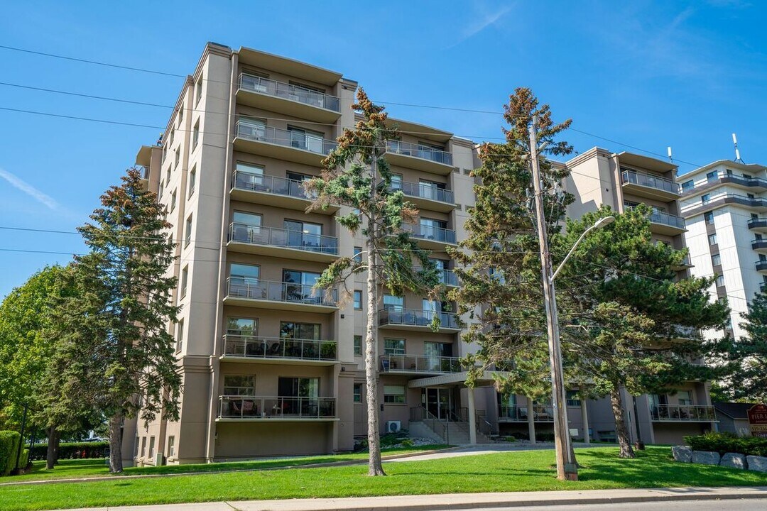 Pier 100 Apartments in Sarnia, ON - Foto de edificio