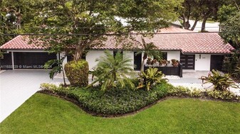 10101 NW Miami Ct in Miami Shores, FL - Foto de edificio - Building Photo