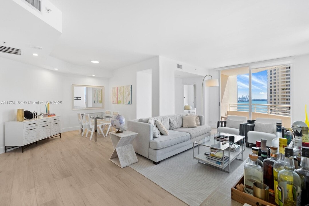 888 Brickell Key Dr, Unit 1209 in Miami, FL - Building Photo