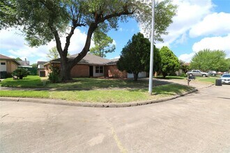 13011 Benford Dr in Houston, TX - Foto de edificio - Building Photo