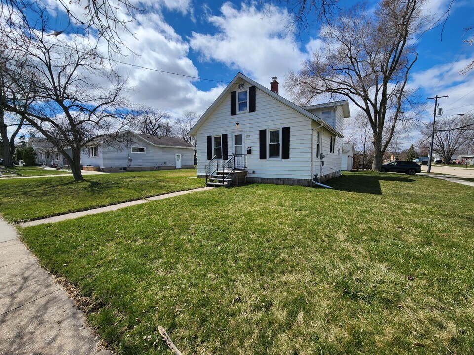 1335 Powers St in Oshkosh, WI - Building Photo