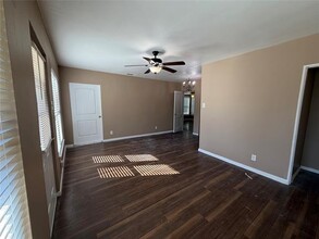 2829 Falls Dr in Dallas, TX - Building Photo - Building Photo