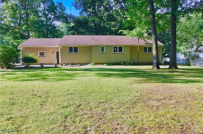 365 Sleepy Hollow Dr in Canfield, OH - Foto de edificio - Building Photo