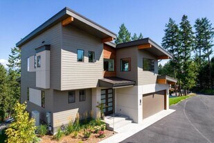 55 Shady Pnes Ln in Lakeside, MT - Building Photo